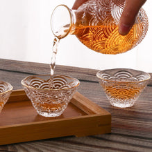 Load image into Gallery viewer, Classic Glass Sake Cup Set- Stripe Sake Set with gold grid fringe- 5 pcs sake set
