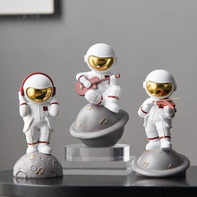 Load image into Gallery viewer, Astronauta Figurine kawaii table decoration
