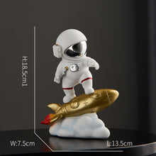 Load image into Gallery viewer, Astronauta Figurine kawaii table decoration
