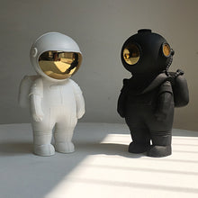 Load image into Gallery viewer, Simple and Creative Astronaut Figurine
